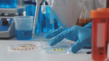 Bir deney tüpü üzerinde çalışan bilim adamının yakın çekimi.