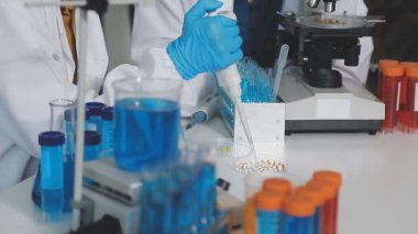 Laboratuvarda mikroskopla çalışan bilimadamlarına yakın çekim