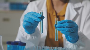 Laboratuvardaki bilim adamı. Laboratuvarda deney tüpüyle çalışan bilim adamı.