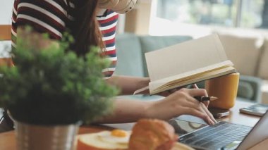 Modern Ofiste Dizüstü bilgisayarda Çalışan Kadın.