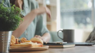 dizüstü bilgisayar ile çalışan kadın