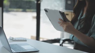 Dijital tablet ofiste tutan kadın