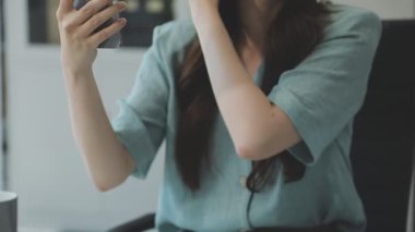 Dijital tablet kullanan genç bir kadın