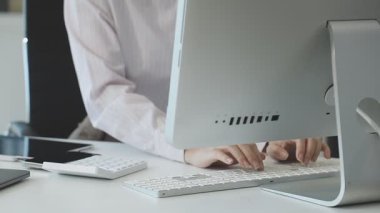 Ofiste çalışan işadamlarına yakın çekim.