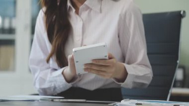 İş kadını ofiste dijital tablet ile