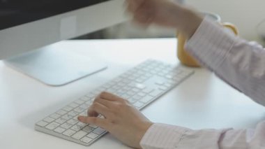 Yakın plan - dizüstü bilgisayarda yazan adam klavyesi