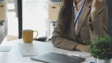 Modern ofiste finans raporuyla çalışan iş kadını.