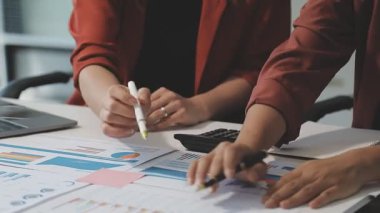 İş ekibi toplantısı ve mali veriler masanın üstünde..