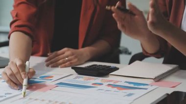 Ofiste çalışan iş adamları takımı. Ekip ofiste birlikte çalışıyor.