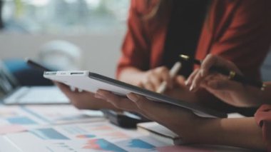 İş adamları birlikte çalışıyor.