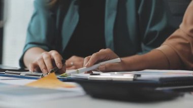 Modern ofis projesinde çalışan iş kadınının kapanışı