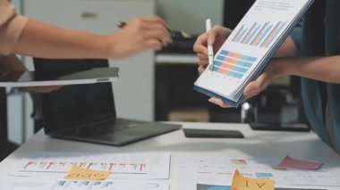 Ofiste dijital pazarlama planıyla çalışan genç iş kadını, tablet bilgisayar kullanıyor