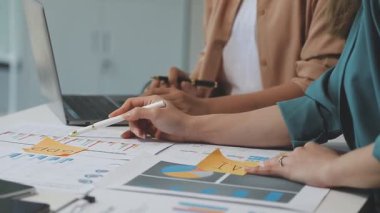 Ofiste bir grup iş adamıyla iş görüşmesi.