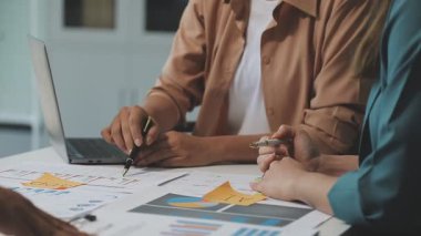 Genç bir iş kadını dizüstü bilgisayarla çalışıyor.