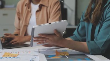 Ofiste bilgisayarla çalışan iş ekibi.