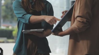 Dijital tablet kullanan iş kadını