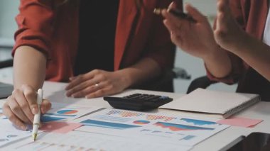 Modern ofisteki belgelerle ve mali verilerle çalışan genç iş adamlarını kapatın. Takım çalışması ve beyin fırtınası konsepti.