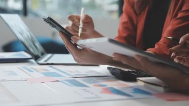 Ofiste iş arkadaşlarıyla birlikte dijital tablet kullanan bir iş kadını. Modern işyerinde çalışan iş adamları