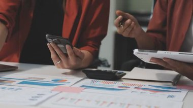 İşadamları ofiste çalışıyor..