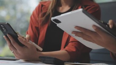 İş yerinde akıllı telefonu olan genç bir kadın, iş konsepti.