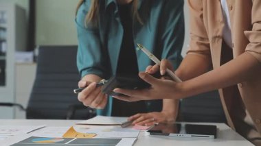 Modern ofisinde çalışan iş takım