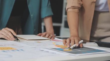 Projede birlikte çalışan iş adamlarının görüşünü kapat