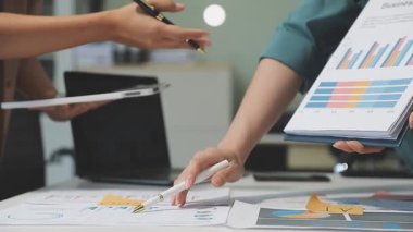 İş adamları mali planı tartışıyor