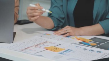 İş planı konsepti yeni iş projesini tartışıyor