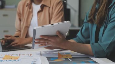 İş ekibi proje üzerinde birlikte çalışıyor.