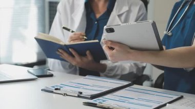 Steteskoplu bir kadın doktor ve ofisteki masada yatan hasta..
