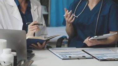 Doktor ve hasta hastane ofisinde tıbbi planı tartışıyorlar.