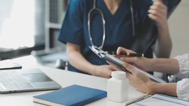 Doktor deftere yazıyor.