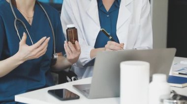 Doktorlar tıbbi konsültasyon ve hasta danışmanlığını tartışıyor.