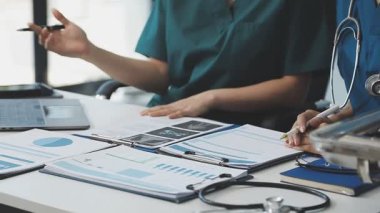 Ofiste çalışan doktorların yakın görüntüsü