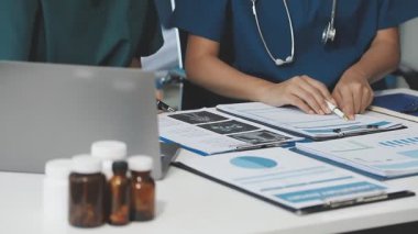 Tıbbi takım Hastanesi'nde çalışırken.