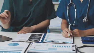 Doktor ve tıp ekibi modern hastane ofisinde..