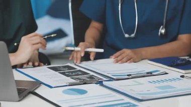 Doktor ve hemşire klinikte sağlık raporunu tartışıyorlar