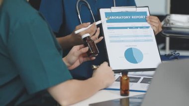 Ofiste dijital tablet kullanan bir doktor, yakın plan. tıbbi teknoloji kavramı