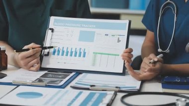 Doktor, hastaya danışmanlık yapıyor.