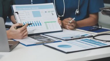 Doktor danışman hasta tıbbi raporunu tartışıyor.