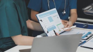 Kapat - doktorların el ele tutuşma panosunun iş yerinde kalemle kapatılması.