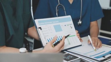 Hastanedeki hastanın elinde dijital tablet tutan doktor.