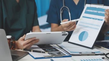 Hastanedeki tablet bilgisayarlı doktor. Sağlık hizmetleri