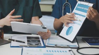 tablet bilgisayar kullanan doktor