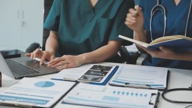 Genç bayan doktor hastasına sonuçları açıklıyor.