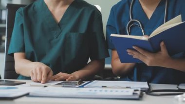 Klinikte çalışan genç bayan doktor.