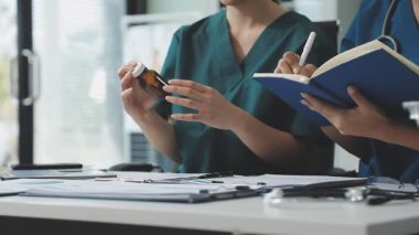 bir grup sağlık çalışanı ofiste.