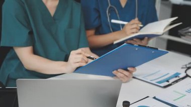 Steteskoplu kadın doktor.