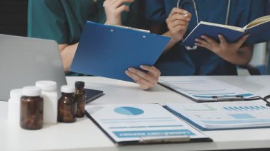 Hastane odasında çalışan üniformalı kadın doktor.