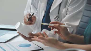 Doktor panoya yazı yazıyor.